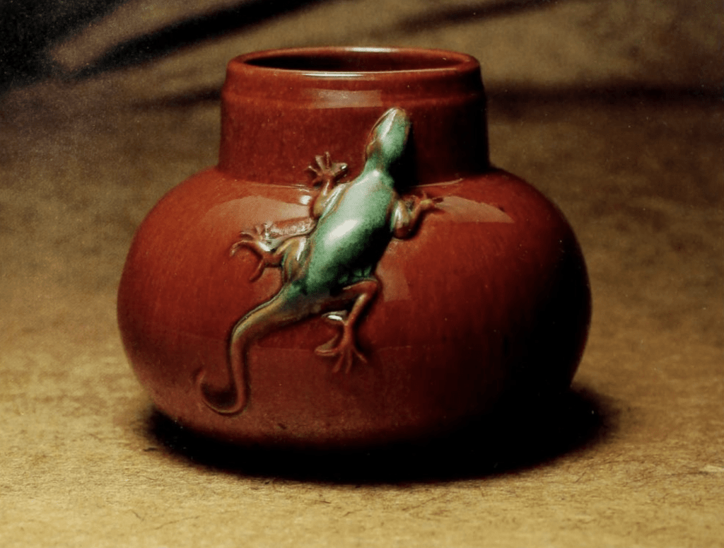 Example of Halcyon Ceramics with green lizard